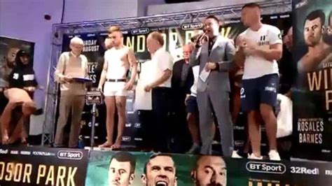 CARL FRAMPTON STRIPS DOWN & WEIGHS IN NAKED ON。